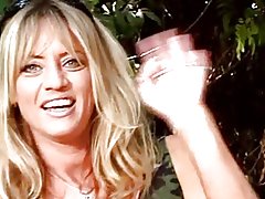 Asiáticas lésbicas ruiva tem seu apertado bichano lambido por amigos lúdicas no parque