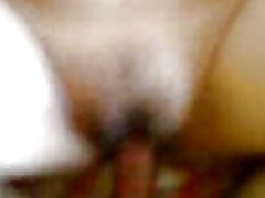 Mãe de tâmil do Sri Lanka com tetas de leite