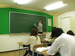 Babe obtém seus pequenos peitos beijamos e boceta lambido por garanhão